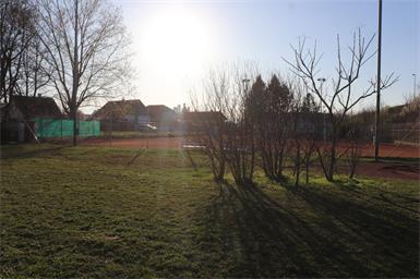 Hier, auf dem Grundstück der Kinderfreunde zwischen Tennisplatz und altem Sportplatz, soll der Funcourt noch diesen Sommer entstehen. Deswegen muss das Grundstück von der Gemeinde gepachtet werden. 