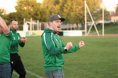 Hier jubelt Max Tschida noch im Illmitzer Trainingsanzug. Das soll ihm bald auch in Deutsch Jahrndorf gelingen. 