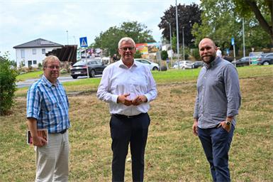 Hier wird der Miniwald gepflanzt (v.l.): Stadtgärtnermeister Stefan Ferschich, Bürgermeister Thomas Steiner und Erik Szamosvári, wissenschaftliche Projektmitarbeiter vom Bundesforschungszentrum für Wald.