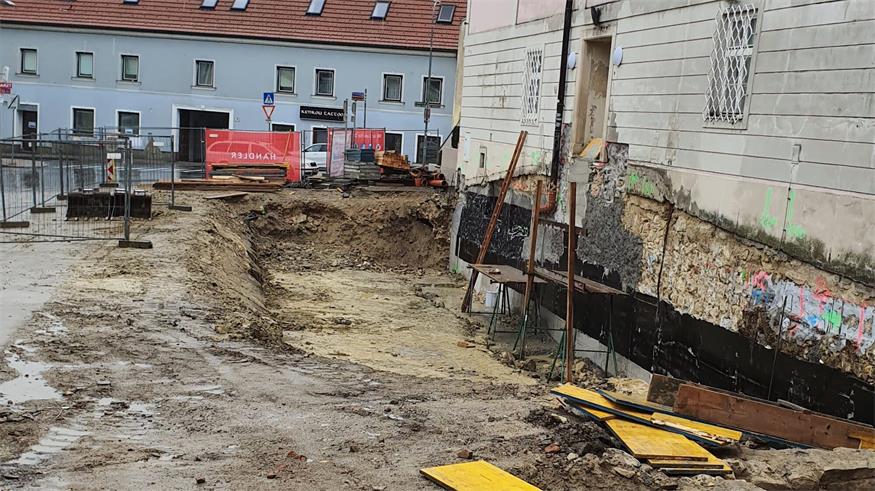 Hier wurden vor wenigen Wochen die Grundmauern eines jüdischen Lokals und einer koscheren Fleischerei gefunden. Sie mussten einem Ausbau der Apotheke der Barmherzigen Brüder weichen.