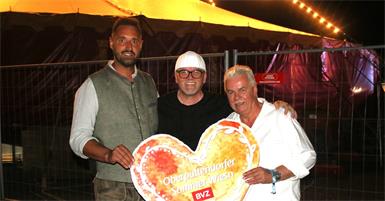 Highlight des Abends. Veranstalter Patrick Perkovits und Unternehmer Stefan Kneisz begrüßten "DJ Ötzi" in Oberpullendorf.