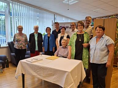 Hilde Mouradkhanian, Helga Windstey, Stadträtin Gerlinde Heger, Bürgermeister Johann Heisz, Vizebürgermeisterin Christina Köppel, Josef Kraxner, Vizebürgermeister Nikolaus Dominkovits, Susanne Moritz, Stadtrat Norbert Hoffmann und Elisabeth Horvath freuen sich über die neue Ausstellung. 