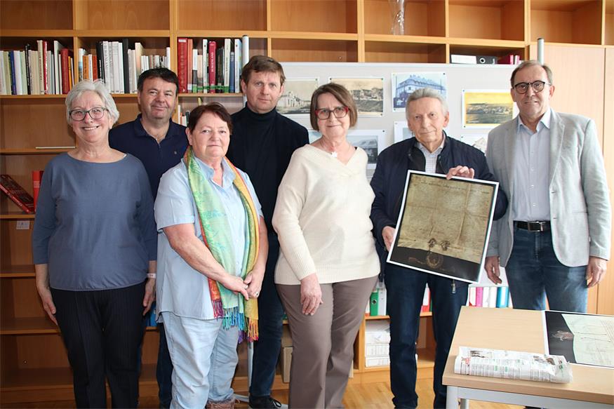 Hilde Mouradkhanian, Schulwart Bernhard Leidl, Elisabeth Horvath, Bürgermeister Johann Heisz, Susanne Moritz, Josef Kraxner und Vizebürgermeister Nikolaus Dominkovits freuen sich, dass nun in der Stadtbibliothek gleichsam der Grundstein für ein öffentliches Stadtarchiv gelegt wurde.
