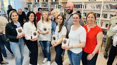 Hildegard Resch, Gabriele Godovits, Marion Godovitsch, Vize-Bürgermeisterin Birgit Grafl, Tamara Tremmel, Isabella Ponweiser und Carina Predl freuten sich über die Buchpräsentation von Patrick Seiser.
