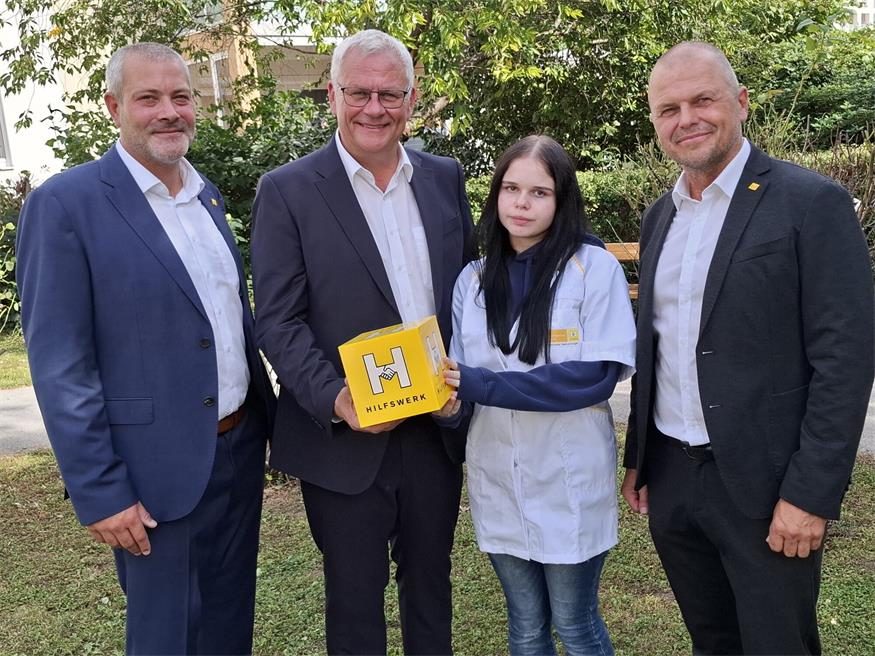 Hilfswerk: Vorbereitungen für neues Pflegemodell im Burgenland laufen Hilfswerk-Burgenland-Präsident Thomas Steiner (2.v.l.) mit den beiden Geschäftsführern Nikolaus Scharmer (l.) und Stefan Widder (r.) sowie dem ersten Pflege-Lehrling Celina Kastner.
