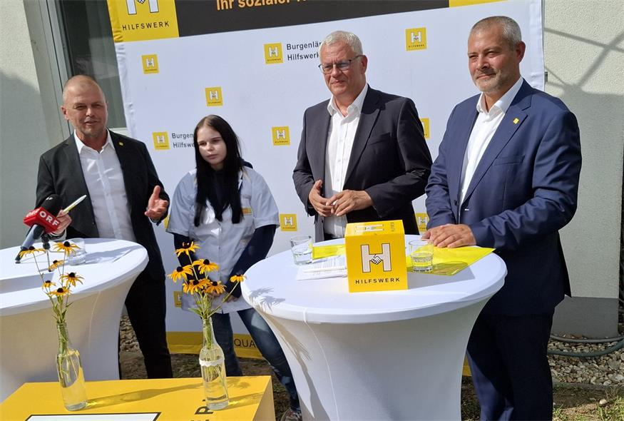 Hilfswerk-Burgenland-Präsident Thomas Steiner (2.v.r.) mit den Geschäftsführern und Stefan Widder (l.) und Nikolaus Scharmer (r.) sowie dem ersten Pflege-Lehrling Celina Kastner.