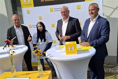Hilfswerk-Burgenland-Präsident Thomas Steiner (2.v.r.) mit den Geschäftsführern und Stefan Widder (l.) und Nikolaus Scharmer (r.) sowie dem ersten Pflege-Lehrling Celina Kastner.