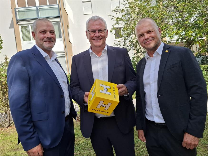 Hilfswerk: Vorbereitungen für neues Pflegemodell im Burgenland laufen Hilfswerk-Burgenland-Präsident Thomas Steiner (M.) mit den beiden Geschäftsführern Nikolaus Scharmer (l.) und Stefan Widder (r.).