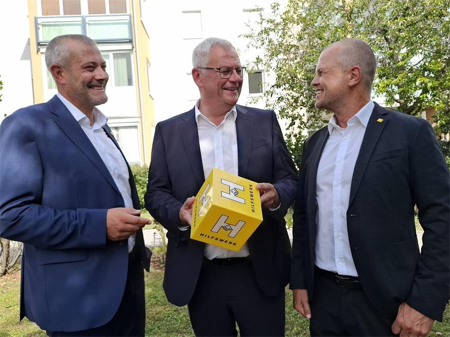 Hilfswerk: Vorbereitungen für neues Pflegemodell im Burgenland laufen Hilfswerk-Burgenland-Präsident Thomas Steiner (M.) mit den beiden Geschäftsführern Nikolaus Scharmer (l.) und Stefan Widder (r.).