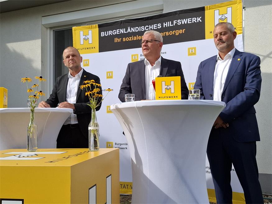 Hilfswerk: Vorbereitungen für neues Pflegemodell im Burgenland laufen Hilfswerk-Burgenland-Präsident Thomas Steiner (M.) mit den Geschäftsführern Stefan Widder (l.) und Nikolaus Scharmer (r.).