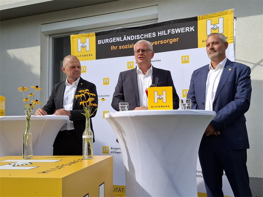 Hilfswerk: Vorbereitungen für neues Pflegemodell im Burgenland laufen Hilfswerk-Burgenland-Präsident Thomas Steiner (M.) mit den Geschäftsführern Stefan Widder (l.) und Nikolaus Scharmer (r.).