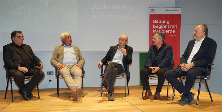 Forum4Burgenland tagte in Oberwart Historiker Gerhard Baumgartner, Attila Somogyi, Vorsitzender des Volksgruppenbeirats für die ungarische Volksgruppe, Walter Reiss (Moderation), Emmerich Gärtner-Horvath, Vorsitzender des Volksgruppenbeirats der Roma, und Josef Buranits, Präsident des Kroatischen Kulturvereins im Burgenland bei der Podiumsdiskossion.