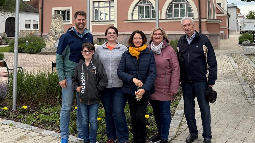 Historiker Günther Stefanits lädt einmal im Jahr zur historischen Ortswanderung. Auch Bürgermeister Christoph Wolf ließ sich das nicht entgehen.