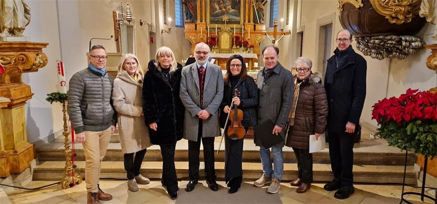 Historiker Michael Hess, Eva Mannsberger (Obmannstellvertreterin Verein Neusiedler Stadtarchiv) Bürgermeisterin Elisabeth Böhm, Ferry Janoska, Johanna Ensbacher, Stadtpfarrer Gabriel Kozuch, Inge Berger (Verein Neusiedler Stadtarchiv) und Martin Pieber (Obmann Verein Neusiedler Stadtarchiv)