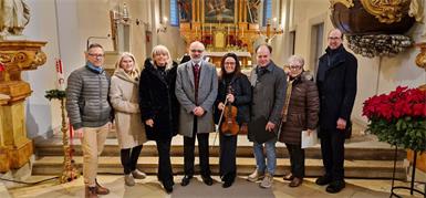 Historiker Michael Hess, Eva Mannsberger (Obmannstellvertreterin Verein Neusiedler Stadtarchiv) Bürgermeisterin Elisabeth Böhm, Ferry Janoska, Johanna Ensbacher, Stadtpfarrer Gabriel Kozuch, Inge Berger (Verein Neusiedler Stadtarchiv) und Martin Pieber (Obmann Verein Neusiedler Stadtarchiv)