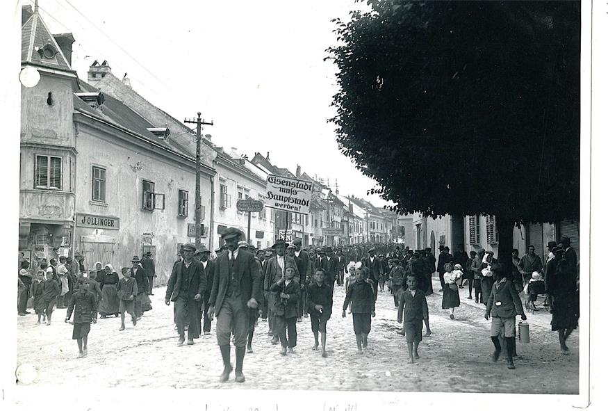 Historisch: Eisenstadt muss Hauptstadt werden! Mit diesem Ruf führte Bürgermeister Aemilian Necesany bereits am 3. August 1923 eine Demonstration durch die Hauptstraße an.