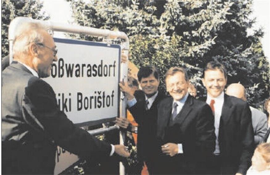 Historische Enthüllung der ersten zweisprachigen Ortstafel im Burgenland. Der damalige Landeshauptmann Karl Stix, Stellvertreter Gerhard Jellasitz, der frühere Bundeskanzler Wolfgang Schüssel und der damalige Landtagsabgeordnete Nikolaus Berlakovich (v.l.).