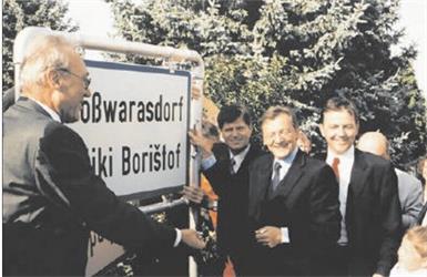 Historische Enthüllung der ersten zweisprachigen Ortstafel im Burgenland. Der damalige Landeshauptmann Karl Stix, Stellvertreter Gerhard Jellasitz, der frühere Bundeskanzler Wolfgang Schüssel und der damalige Landtagsabgeordnete Nikolaus Berlakovich (v.l.).