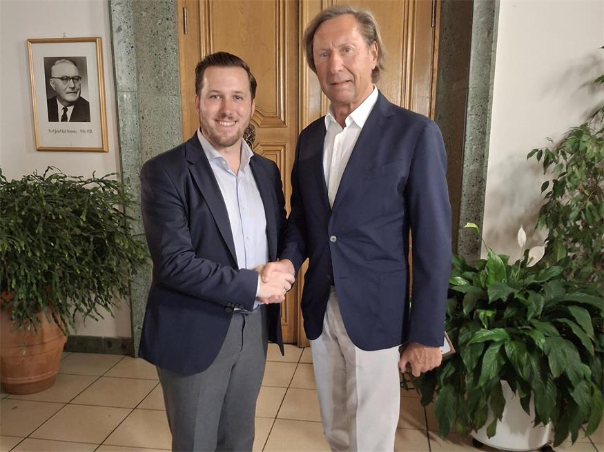 Adrian Kubat neuer Bürgermeister Historischer Wechsel. Altbürgermeister Kurt Maczek gratuliert seinem Nachfolger Adrian Kubat.