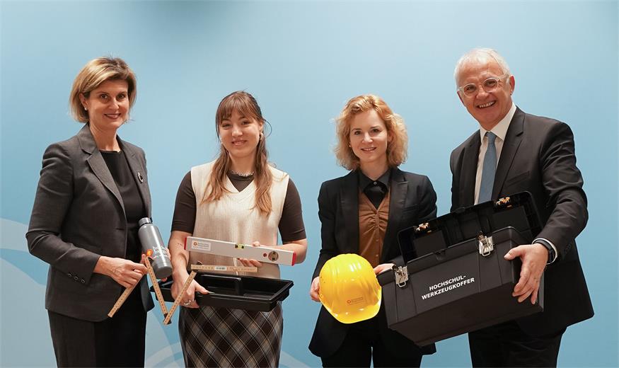 Hochschul-Rektorin Bettina Schauer-Frank, ÖH-Vorsitzende Ronja Hasler, Ministerin Eva-Maria Holzleitner und Hochschul- Geschäftsführer Georg Pehm (v.l.).