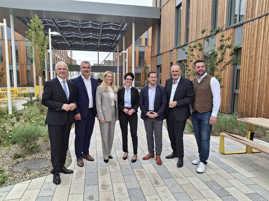 Hochschule Burgenland-Geschäftsführer Georg Pehm, die Landesräte Heinrich Dorner und Daniela Winkler, LIB-Geschäftsführerin Jutta Benedek, Bürgermeister Adrian Kubat, Landeshauptmann Hans Peter Doskozil und der CEO der Gesundheit Burgenland Florian Schlechtleitner bei der Eröffnung. 