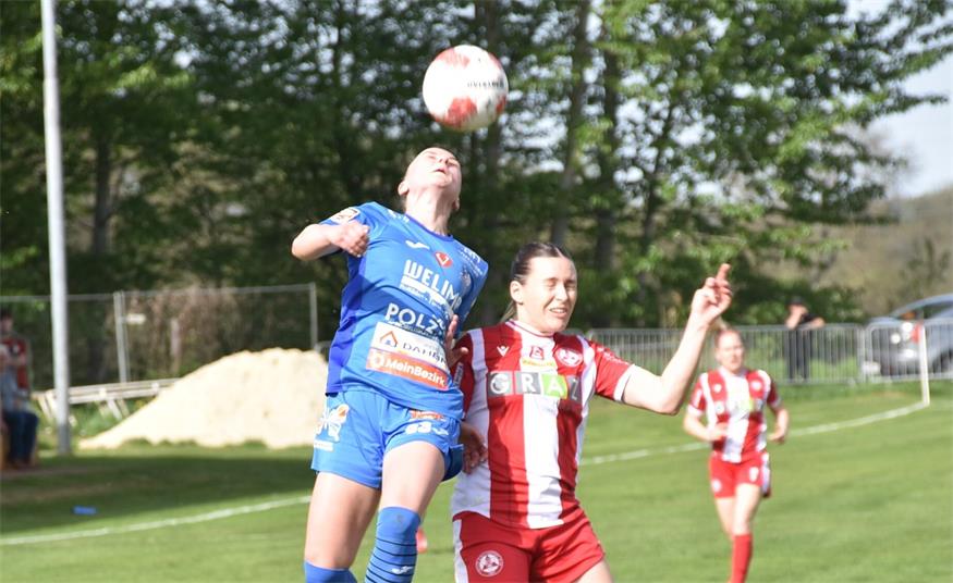 Höhenflug geht weiter! Südburgenlands Fußballdamen (im Bild Bianca Gröller, l.) fuhren auch gegen den GAK einen klaren 4:0-Sieg ein.