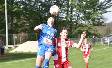 Höhenflug geht weiter! Südburgenlands Fußballdamen (im Bild Bianca Gröller, l.) fuhren auch gegen den GAK einen klaren 4:0-Sieg ein.