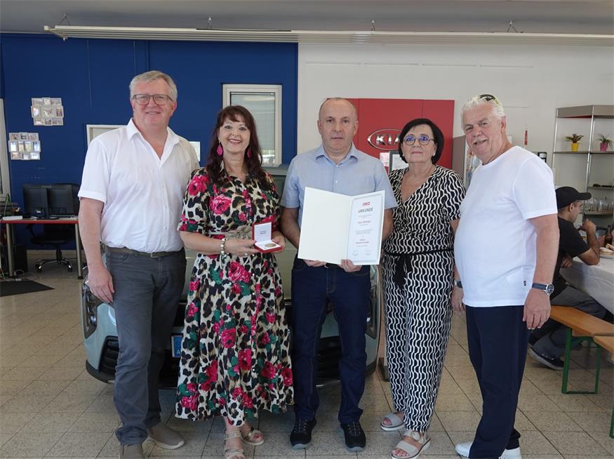 Hohe Auszeichnung für 40 Jahre Loyalität. Wirtschaftskammer Burgenland Regionalstellenleiter-Oberpullendorf Freddy Fellinger, Wirtschaftskammer Burgenland Regionalstellenobfrau-Oberpullendorf Martina Mohapp, Jubilar Franz Winhofer, Helga Kneisz mit Gatten und Auto Kneisz-Geschäftsführer Stefan Kneisz (v. l.) bei der feierlichen Übergabe der goldenen Mitarbeitermedaille.