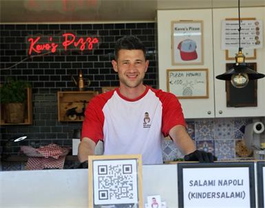 Holte sich bereits zum zweiten Mal den Landessieg beim Falstaff-Voting zur beliebtesten Pizzeria im Burgenland. Kevin Roznyak von Kevo's Pizza. 
