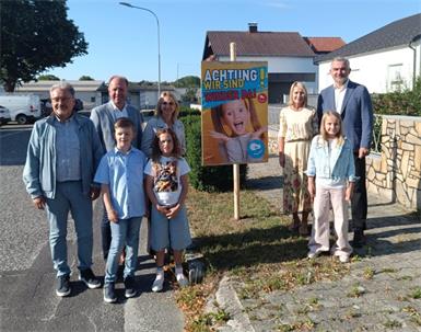 Horitschons Bürgermeister Gerhard Petschowitsch, Bernd Toplak (Leiter der Präventionsabteilung AUVA), Sabine Kaulich (Kuratorium für Verkehrssicherheit), Marion Schmiedl (Direktorin der Volksschule Horitschon) und Landesrat Heinrich Dorner mit Vincent, Paulina und Linda.