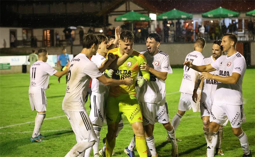 Hornsteiner Jubel. Der ASV warf Landesligist Siegendorf im Elfmeterschießen raus. Umjubelter Held: Hornstein-Keeper Tomas Veber.