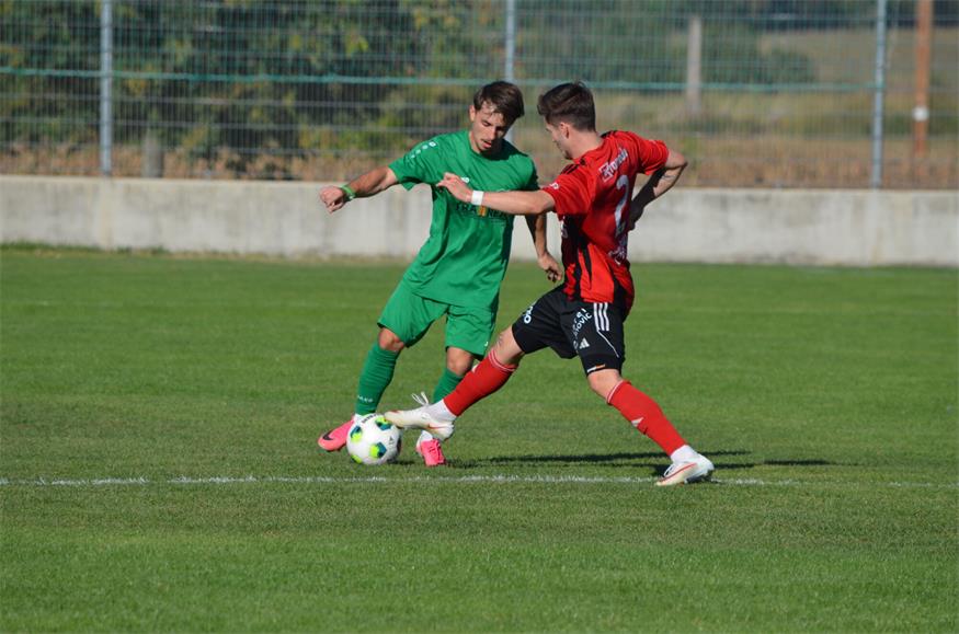 Hornsteins Florian Pogats (r.) hatte es zuletzt mit Wimpassing-Kicker Visar Ziberi zu tun. 