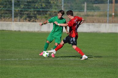 Hornsteins Florian Pogats (r.) hatte es zuletzt mit Wimpassing-Kicker Visar Ziberi zu tun. 