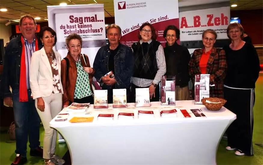 Horst Horvath, Geschäftsführer VHS Roma; Karin Jandrisevits, VHS Güssing; Renate Habetler, Bürgermeisterin Bernstein; Ludwig Frauer, Obmann BUKV; Christine Teuschler, Vorsitzende VHS Burgenland.; Margit Poandl, stellvertretende Geschäftsführerin VHS Burgenland.; Krisztina Kavan und Elisabeth Sulyok, VHS Burgenland.