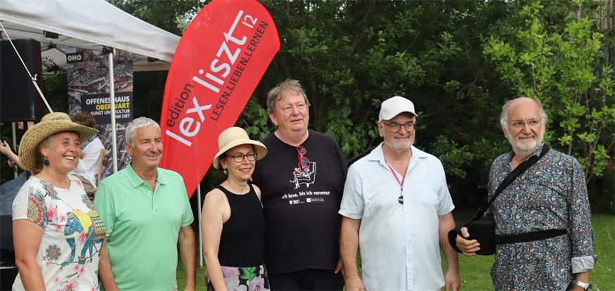 Horst Horvath (MItte) durfte beim Grätzelfest im Garten von Künstler Kurt Pieber (re.) natürlich nicht fehlen.
