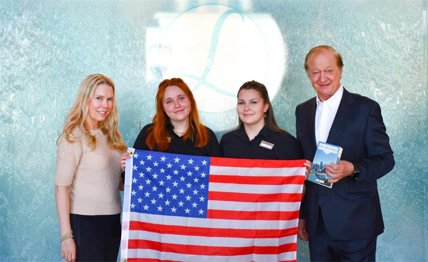 Hotelier-Familie Daniela (li.) und Johann Haberl (re.) mit den beiden Lehrlingen Sarah Buchegger und Laura Jost.