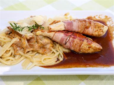Hühnerfilet im Speckmantel auf cremigen Eierschwammerl-Linguine.