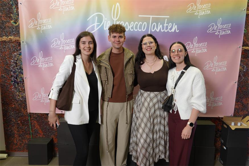 Humor verbindet. Volles Haus und strahlende Gesichter beim gestrigen Comedy-Highlight in Deutschkreutz – hier Michael Steiger mit Besuchern im Fotocorner der „Prosecco Tanten“.