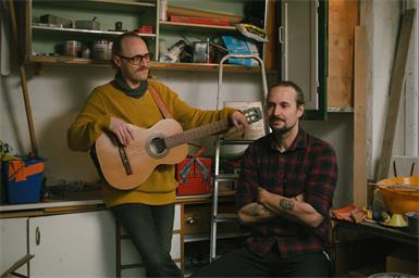 Humoristische Schmankerl von Autor Thomas Hofer (re.) stehen am 25. April u.a. am Programm.