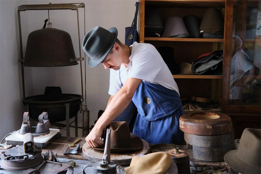 Hutmacher bei der Arbeit: Moritz Pichlerbauer demonstrierte das Handwerk seines Großvaters.