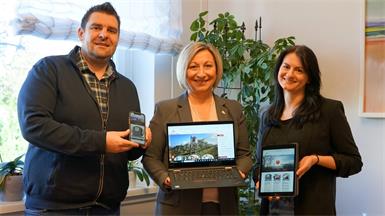 IT-Experte Michael Grafl, Bürgermeisterin Claudia Schlager und Angelika Marton von der Stabsstelle Kommunikation & Marketing 