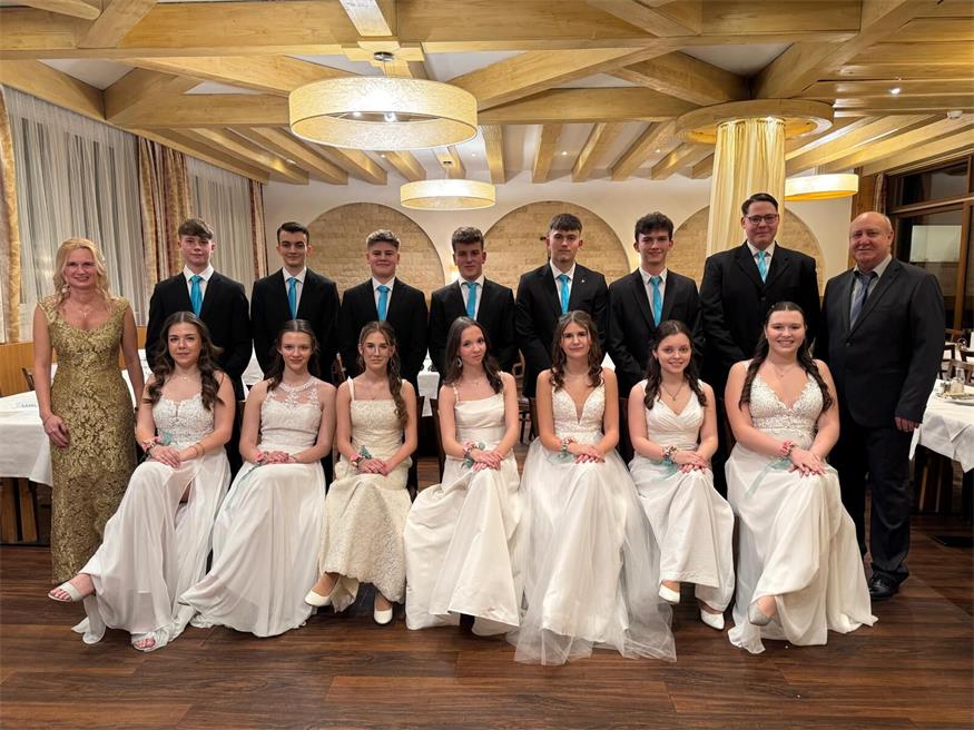 IVizebürgermeisterin Heidi Galumbo und Ortsparteiobmann Johann Gangl mit dem Jungdamen- und -herrenkomitee, das den Illmitzer ÖVP Ball mit einer Polonaise schwungvoll eröffnet hat.