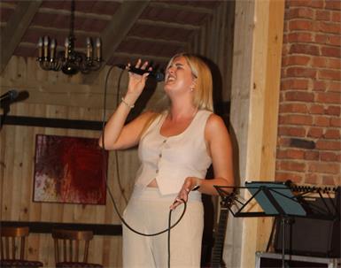 „Ich nutze jede Chance, um vor allem mit meiner eigenen Musik auf der Bühne zu stehen“, betont PHIORA. Im Vorjahr gastierte sie erstmals im Kulturstadl Pilgersdorf, wo sie auch heuer am 15. August gemeinsam mit Magdalena Wawra zu hören sein wird. 