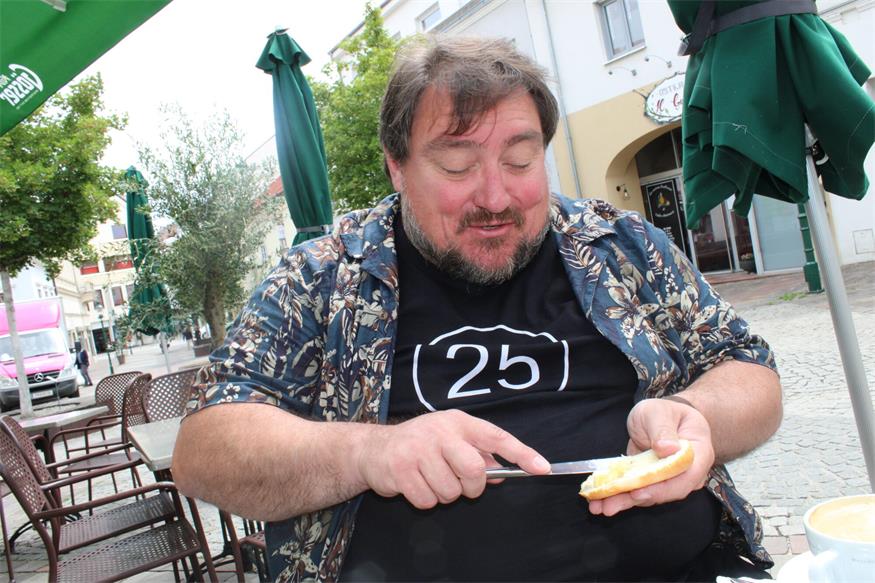 „Ich will die Leute bewegen. Und auch herausfordernd sein.“ Große Themen kann man auch bei Häferlkaffee und Semmerl besprechen.