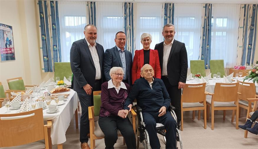 Ida und Josef Gradwohl konnten sich über die Glückwünsche von Landeshauptmann Hans Peter Doskozil, Bürgermeister Christian Weninger, Gemeinderätin Anita Zarits und Landesrat Heinrich Dorner (v.l.) freuen.