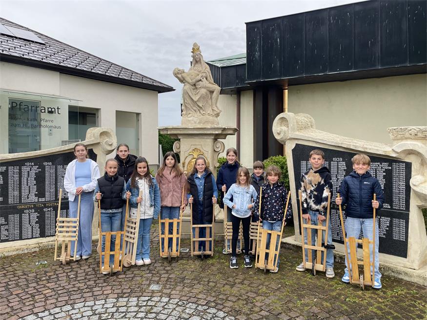 Illmitzer Ratschenkinder. Insgesamt rund 80 Kinder sind dieses Jahr zwischen Gründonnerstag und der Osternacht in Illmitz mit den Ratschen unterwegs.