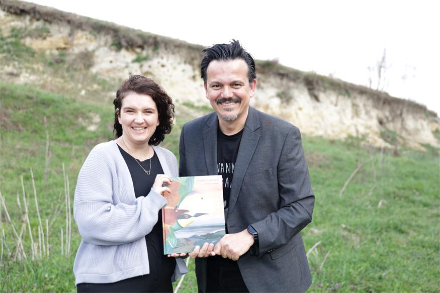 Illustratorin Hilde Renner und Autor Herbert Schneeweiß mit dem Buch "Chiara und die Bienenfresser".