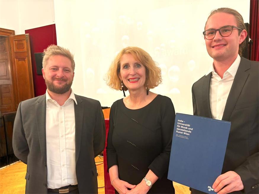 Im Beisein von Betreuer Stefan Igler nahm Laurin Zinggl die Auszeichnung von Universitätsrektorin Ulrike Sych entgegen.