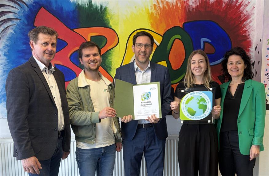 Im Beisein von Bürgermeister Johann Heisz (l.) und Schulqualitätsmanagerin Christina Schlaffer (r.) nahmen Direktor Markus Neuhold (M.) und die Klimabündniskoordinatorin des Gymnasiums, Julia Westhoff (2.v.r.), die Klimabündnis-Tafel von Florian Ladenstein (2.v.l.) vom Klimabündnis Burgenland entgegen.