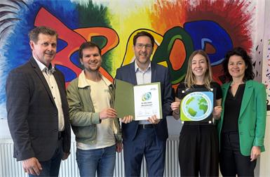 Im Beisein von Bürgermeister Johann Heisz (l.) und Schulqualitätsmanagerin Christina Schlaffer (r.) nahmen Direktor Markus Neuhold (M.) und die Klimabündniskoordinatorin des Gymnasiums, Julia Westhoff (2.v.r.), die Klimabündnis-Tafel von Florian Ladenstein (2.v.l.) vom Klimabündnis Burgenland entgegen.